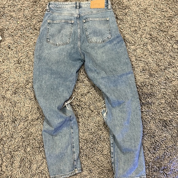 H&M ripped mom jeans 👖😋 - Picture 3 of 3